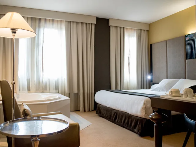 غرفة بسرير مزدوج بجاكوزي، Costa Esmeralda Suites 2/6