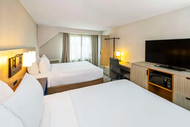 Upgrade, 2 Queen Beds، Comfort Inn Kingston - Highway 401 10/10