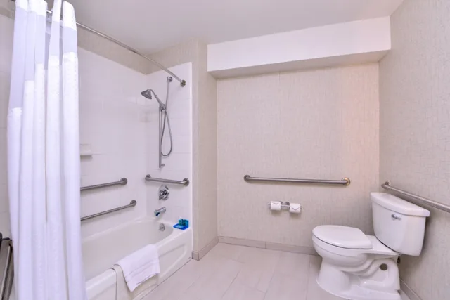غرفة بسرير مزدوج لذوي الإعاقة، Holiday Inn Express Walnut Creek 2/3