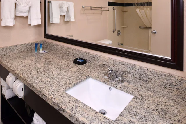 غرفة بسرير كينج بحوض استحمام لذوي الإعاقة، Best Western Plus Heritage Inn Rancho Cucamonga/Ontario 10/10