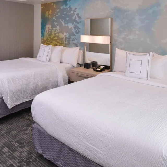 غرفة بسرير كينج وسريرين كوين، COURTYARD BOSTON LITTLETON 1/6