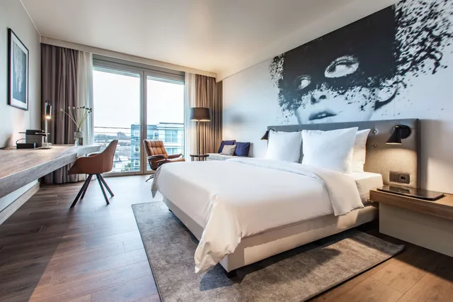 غرفة بريميوم بسرير كوين بإطلالة على المدينة، Radisson Blu Hotel Cologne 2/8