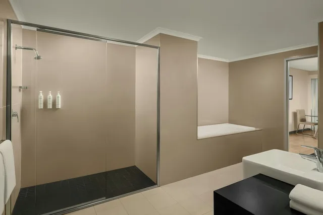 غرفة ديلوكس بسرير كينج مع أريكة، Courtyard by Marriott Darwin 3/4