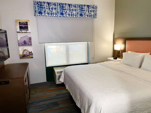 جناح بسرير كينج بشرفة مع أريكة بحوض جاكوزي، Hampton Inn & Suites Goodyear 1/2