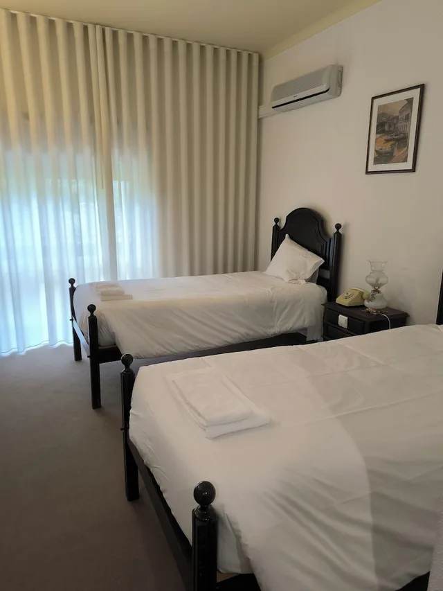 غرفة عائلية بسرير كوين وسريرين منفصلين بحمام خاص، HOTEL MIRA SERRA 1/2