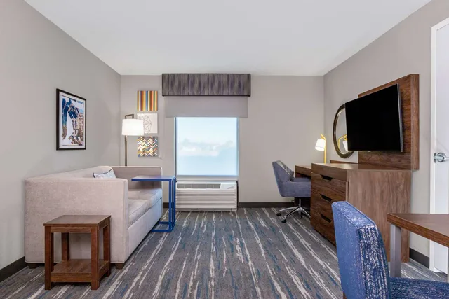 جناح بسرير كينج بغرفة نوم واحدة مع أريكة، Hampton Inn and Suites Muncie 2/3