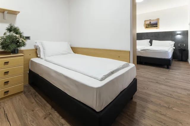Family, 1 Single and 2 Queen Beds, Mountain View, Balcony, Best Western Hotel Nevada 3/6