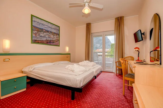 غرفة قياسية بسرير مزدوج أو سريرين منفصلين بإطلالة على الحديقة بشرفة، Hotel Du Lac 2/6