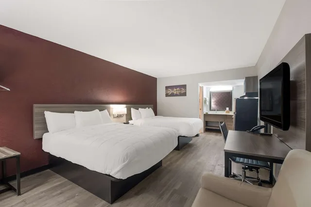 جناح بسريرين كوين، Suburban Studios Cleveland Central 2/4