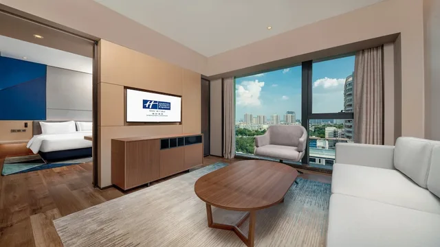 جناح بسرير كينج بإطلالة على المدينة بغرفة نوم واحدة بمنطقة جلوس، Holiday Inn Express Shenzhen Longhua 2/3