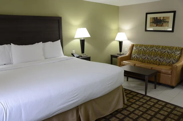 Efficiency, King Bed، Baymont By Wyndham Clarksville 1/5