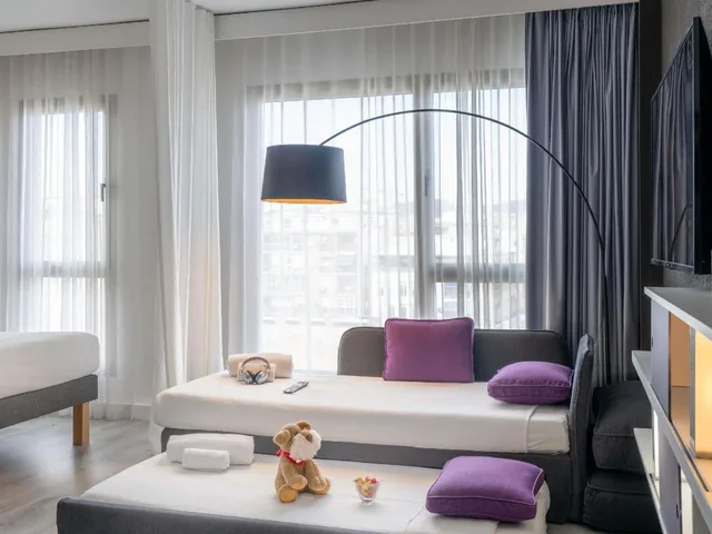 جناح سوبيريور بسريرين منفصلين مع أريكة، Suite Novotel Malaga Centro Hotel 3/7