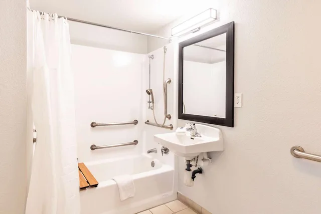 1 Full Bed Mobility Access Ri Shwr, Nsmk، Motel6 Carlsbad, CA - Near Legoland 6/8