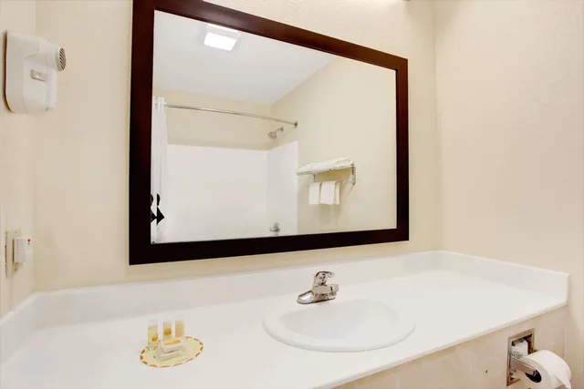 غرفة قياسية بسرير كينج للمدخنين، Days Inn Suites By Wyndham Ridgeland 7/7