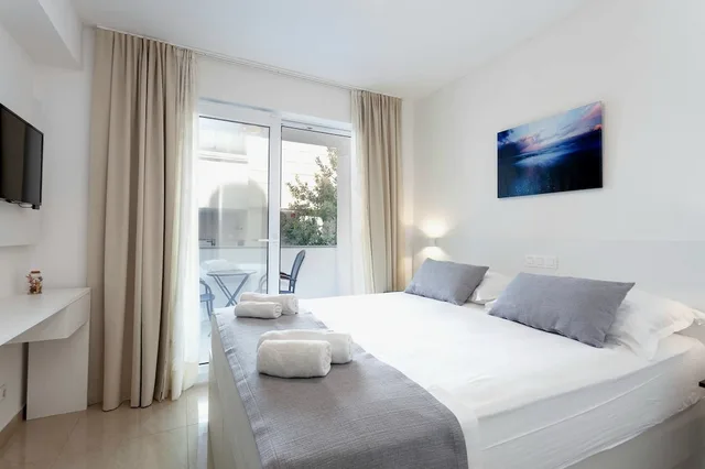 Standard, Queen Bed, Balcony, Sunset Split 1/10