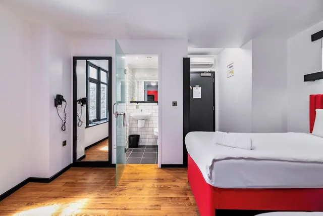 Superior, Twin Beds, easyHotel Newcastle City Centre 5/10