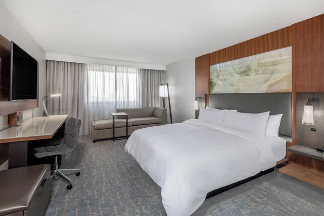 غرفة كلوب بسرير كينج مع أريكة، Marriott Madison West 4/10