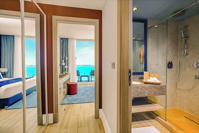 غرفة تنفيذية عائلية بسرير كوين وسريرين منفصلين بإطلالة على البحر، M Hotels at Porto Marina 5/5