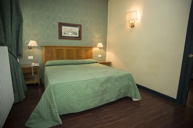 غرفة رباعية بسرير مزدوج وسريرين منفصلين، Real Orto Botanico Hotel 1/2