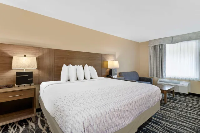 غرفة بسرير كينج بشرفة مع أريكة، Best Western Mountainbrook Inn 3/10