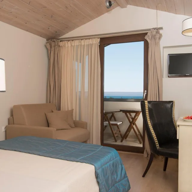 غرفة بسرير مزدوج بإطلالة على البحر، Cosmopolitan Hotel And Spa 6/10