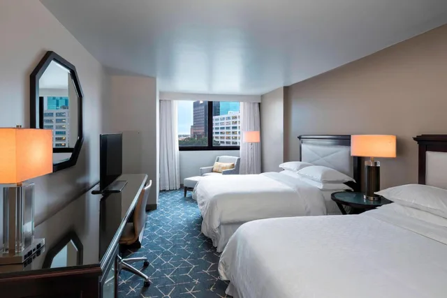 غرفة بسريرين كوين بإطلالة على المرفأ مع دخول صالة النادي، Sheraton Norfolk Waterside 3/6