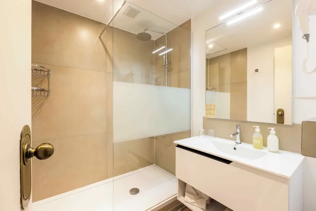 غرفة عائلية رباعية بسرير كوين وسريرين منفصلين، Nice Pam Hotel 6/6