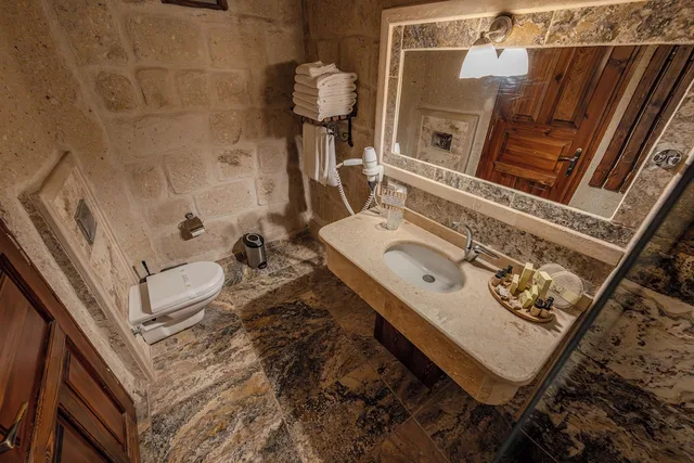 غرفة بريميوم بسرير كينج وثلاثة أسرّة بغرفتي نوم، Osmanbey Cave Hotel 2/3