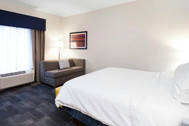 غرفة بسرير كينج، Hampton Inn & Suites Morgantown / University Town Centre 1/3