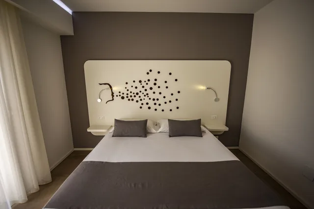جناح ديلوكس بسرير كينج بشرفة مع أريكة، Aether Suites Tropea 2/8