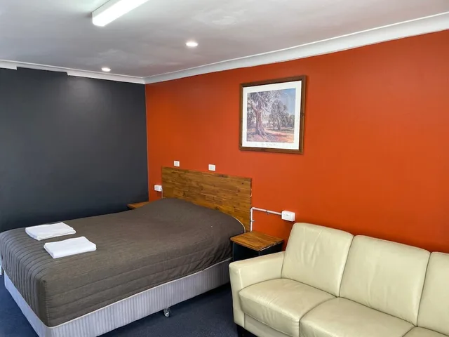 غرفة بسرير كوين، Homestead Motel 4/5
