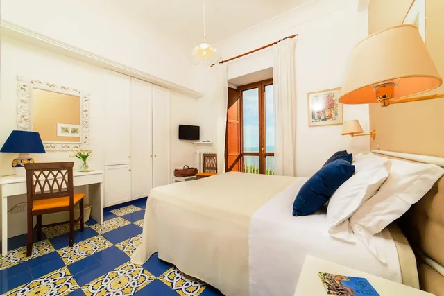غرفة سوبيريور بسريرين منفصلين بإطلالة على البحر، Hotel La Bussola 2/8