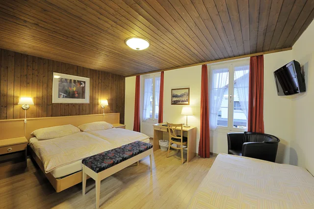 غرفة قياسية ثلاثية بثلاثة أسرّة، Rossli Hotel 2/3