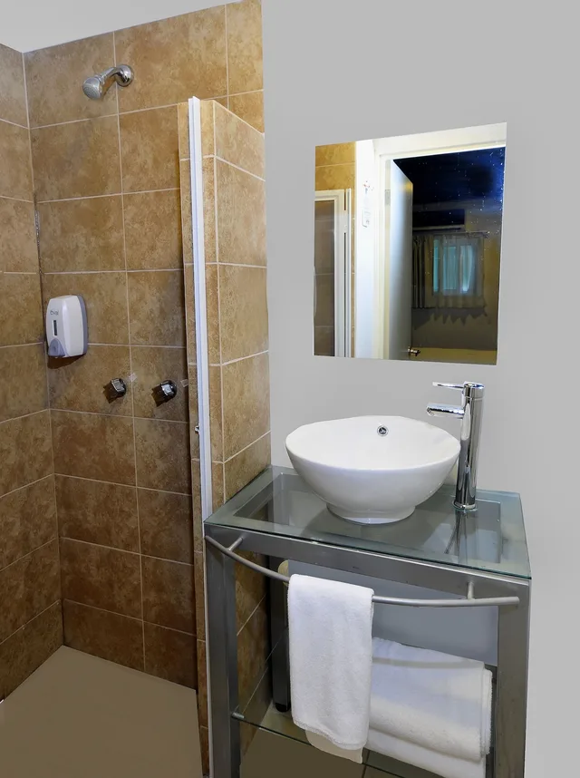 جناح تنفيذي بسريرين مزدوجين بغرفتين مع أريكة، Container Inn 4/6