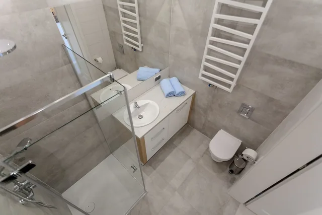 شقة ديلوكس بسريرين منفصلين بشرفة بغرفتي نوم مع أريكة، Grano Apartments 10/10