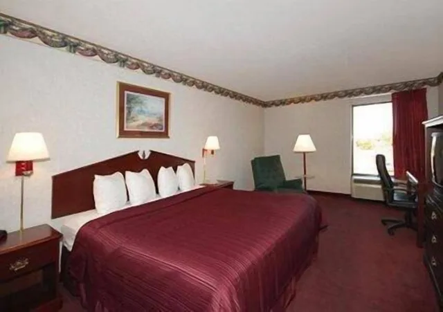 غرفة قياسية بسرير كينج، Quality Inn & Suites Columbus West - Hilliard 3/10