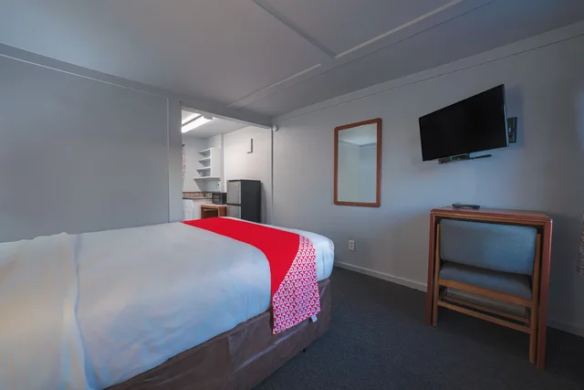 Queen Bed, OYO Hotel Portland OR near Airport 5/8