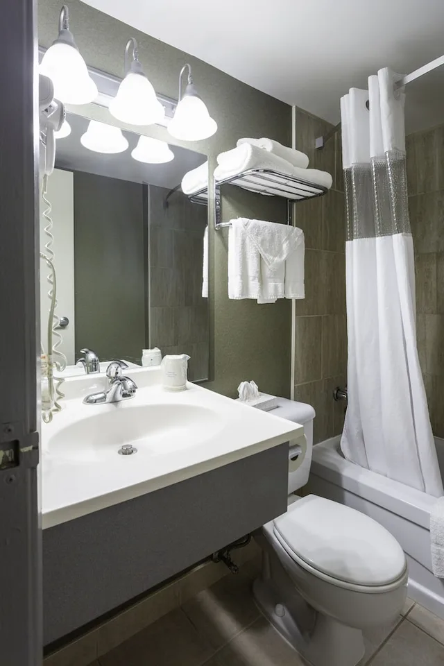 غرفة بسرير كينج، Days Inn by Wyndham Fallsview 5/5
