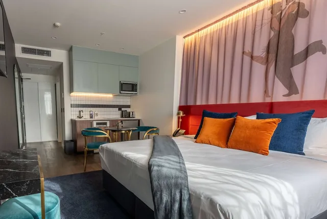 Studio, King Bed, TRYP by Wyndham Wellington, Tory Street 1/3