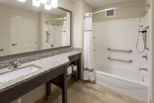 جناح بسريرين كوين لذوي الإعاقة، GrandStay Hotel & Suites Rock Valley 3/4