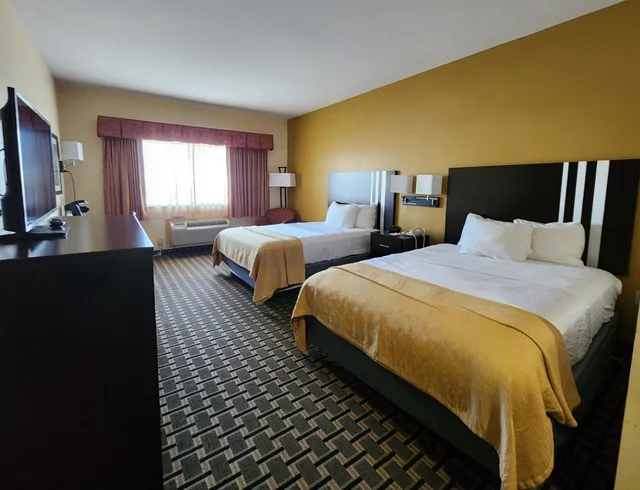 غرفة بسريرين كوين، Days Inn & Suites by Wyndham Sam Houston Tollway 6/10