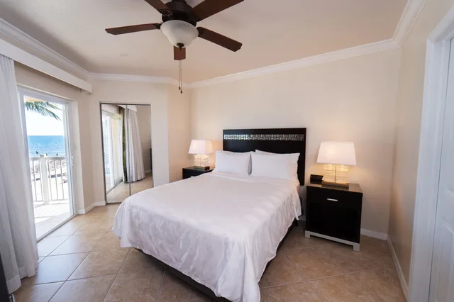 2 Bedrooms, Suite, King and Queen Bed, Ocean Front، Holiday Inn Resort Grand Cayman, an IHG Hotel 1/10
