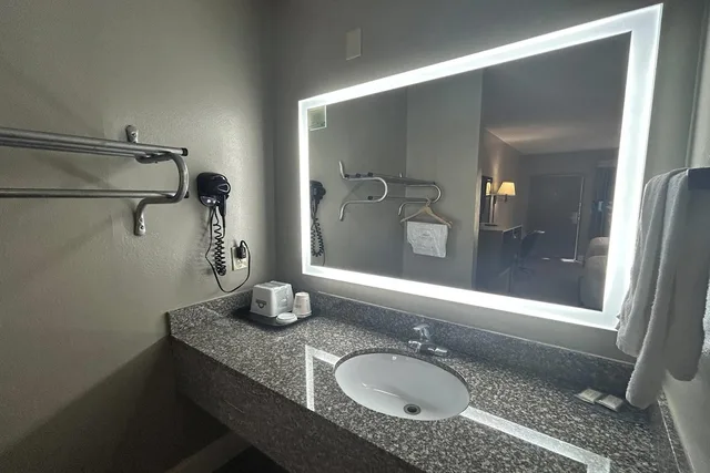 Standard, King Bed, Days Inn by Wyndham Dublin GA 5/7