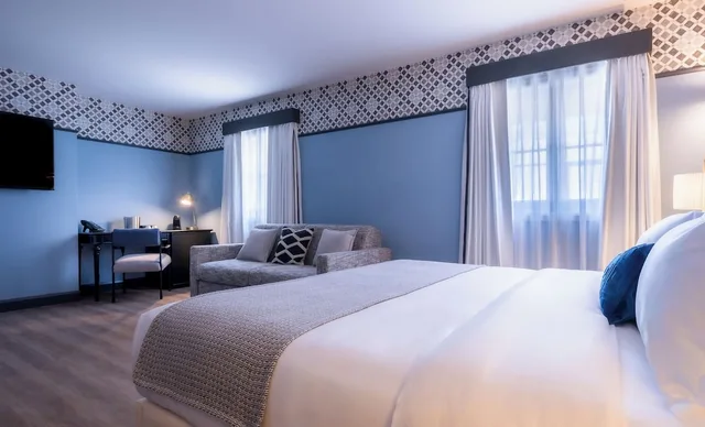 جناح جونيور بسرير كوين مع أريكة، Acadia Hotel 4/9