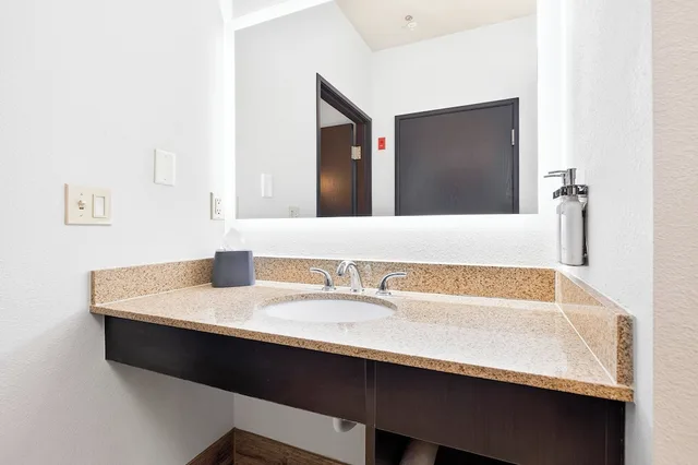 غرفة قياسية بسرير كينج لذوي الإعاقة، Holiday Inn Clarkston - Lewiston 7/9