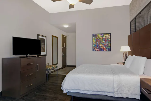 Standard, King Bed, Balcony, Accessible, Hampton Inn & Suites Austin At The University / Capitol 9/10