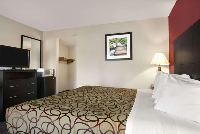 غرفة بسرير كوين، Travelodge by Wyndham Traverse City MI 1/1