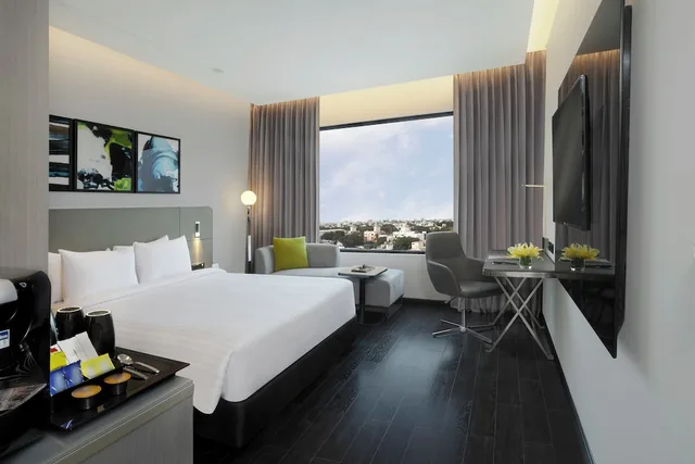 غرفة بريميير بسرير كينج بإطلالة على المدينة مع دخول الصالة في طابق مرتفع، Novotel Chennai Chamiers Road 4/7