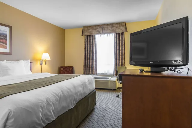 غرفة بسرير كينج، Quality Inn Airport Dieppe 4/6