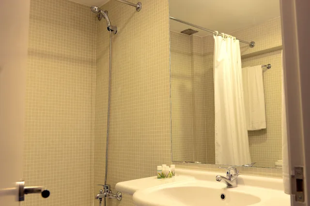 غرفة سوبيريور بسريرين منفصلين بإطلالة على المدينة بشرفة، Hotel Navarras 4/4